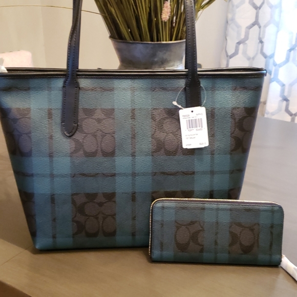 Coach tote & wallet - Picture 4 of 8